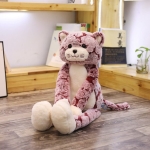 Gato de felpa rosa de patas largas sentado en la habitación de un niño