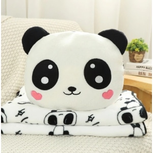 Adorable peluche panda con manta en un sofá