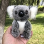 Pequeño koala de felpa, muy mono, tamaño 16 cm, juguete, aventura, muñeco, regalo perfecto para un cumpleaños o Navidad, recién llegado, novedad, 2020, Uncategorized Altura: 12cm Color: Negro
