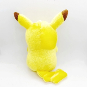 Peluche Pokémon Pikachu. La felpa es amarilla y tiene pompones rojos. Tiene una ventosa en la parte superior de la cabeza para colgarlo de una ventana.