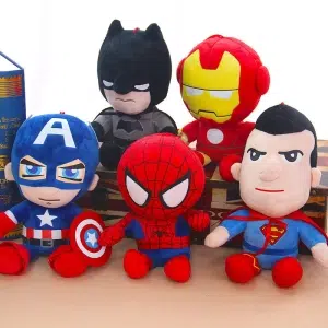 Cinco peluches super monos de batman, iron man, captain america, sipderman y superman sentados juntos