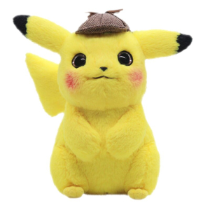 Peluche de Pikachu con un gorrito marrón de pikachu en la cabeza